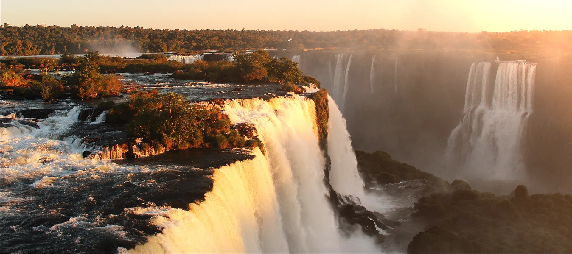 Cataratas do Iguaçu ao pôr do sol — uma das 7 Maravilhas Naturais do Mundo
